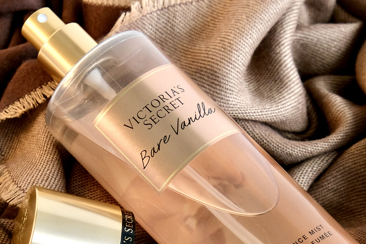 Parfümflasche auf braunem Stofftuch