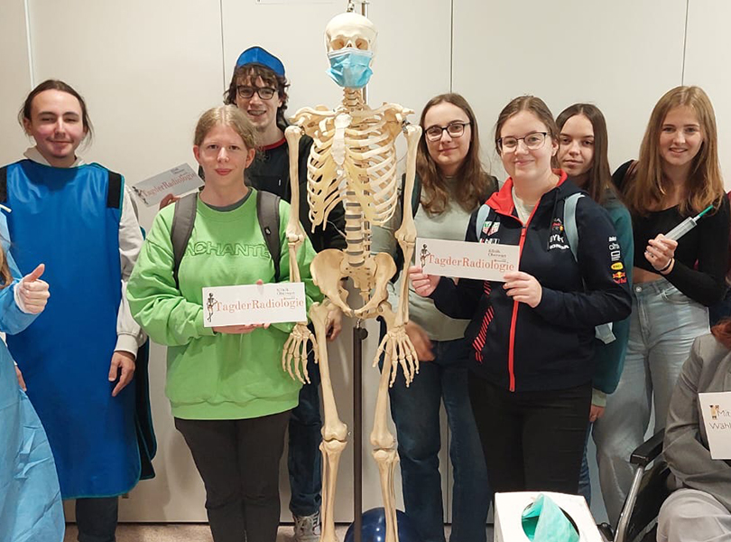 Gruppenfoto Schüler mit menschlichen Skelett, Tag der Radiologie