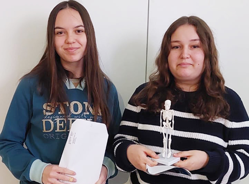 Zwei Schülerinnen mit Miniskelettfigur