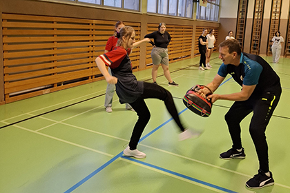 Schülerin kickt auf Polizei