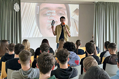 Vortragender Colin spricht