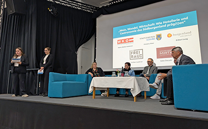 Podiumsdiskussion auf der Bühne