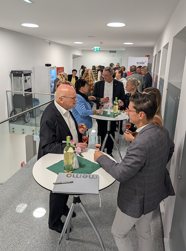 Publikum beim Stehtisch