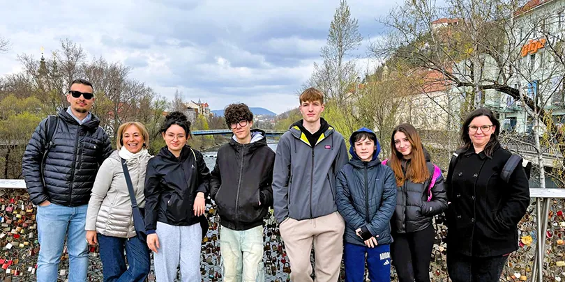 Schülergruppe auf Erasmus-Reise im Freien