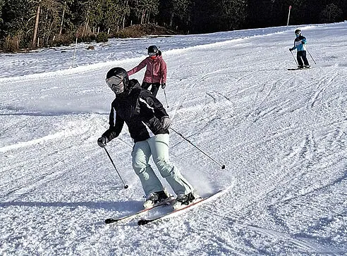 Schüler fahren den Hand herunter