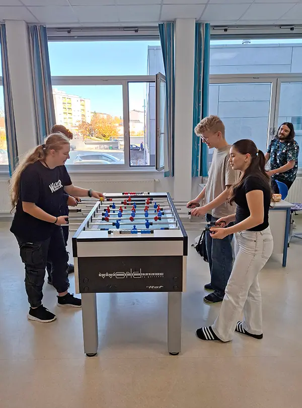 Schüler beim Tischfussball