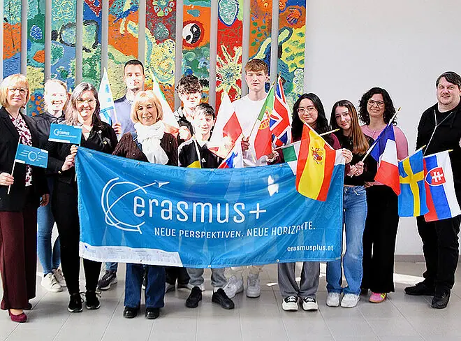 Gruppenfoto mit Ermasus+ Flagge und Italienern