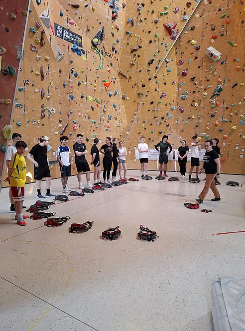 Mut, Bewegung und Teamgeist in der Kletterhalle — Foto der ecole güssing