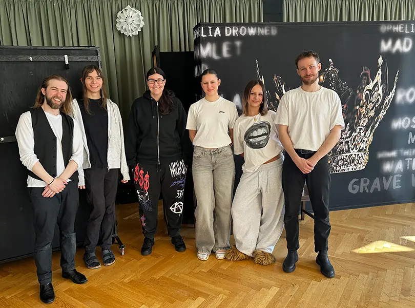 Gruppenfoto Schauspieler mit Schüler