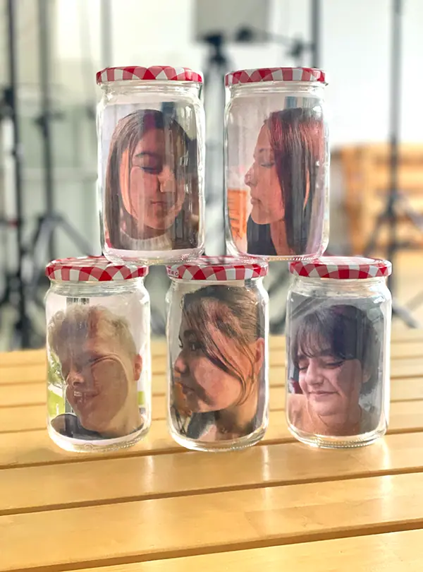 Fotografien von Gesichtern im Einmachglas