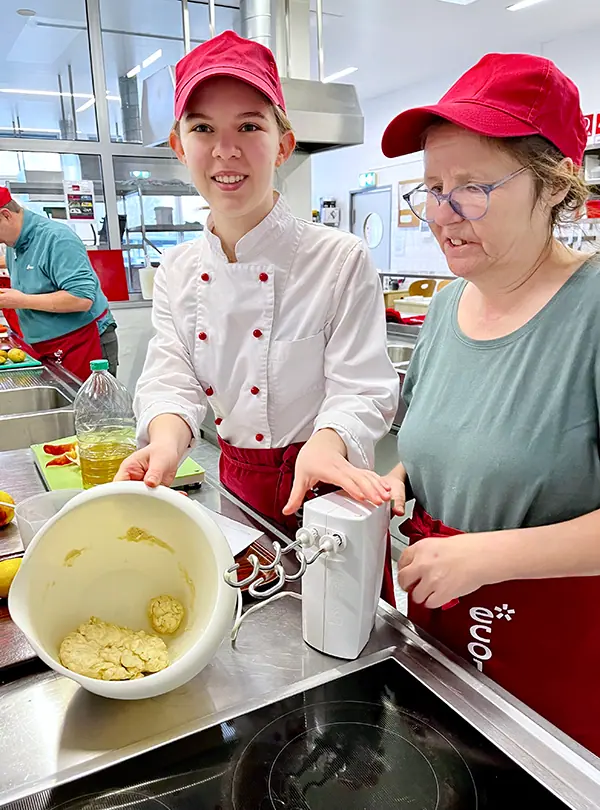 Schülerin zeigt Teigschüssel