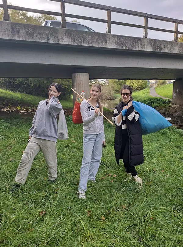 Schüler beim Fluss