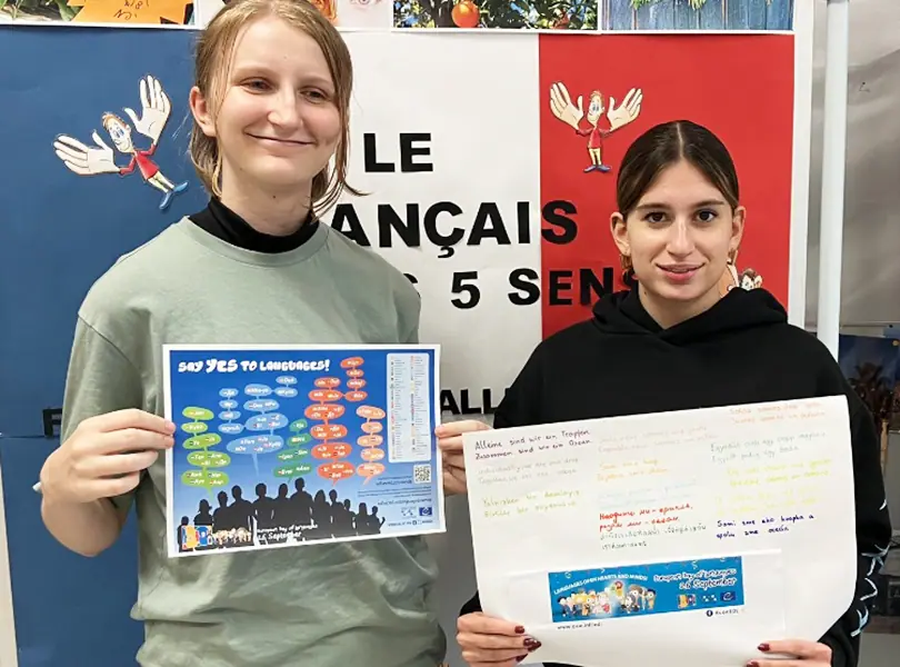 Schülerinnen mit Plakaten